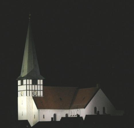 Bestand:Sct.Nicolajkirke in Rønne by night.jpg