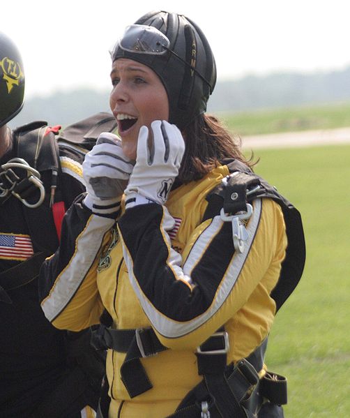 Bestand:502px-Dana Jacobson skydiving with Army Golden Knights 6-30-08.jpg