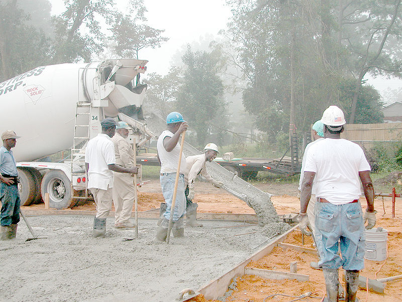 Bestand:800px-Concrete pouring 0020.jpg