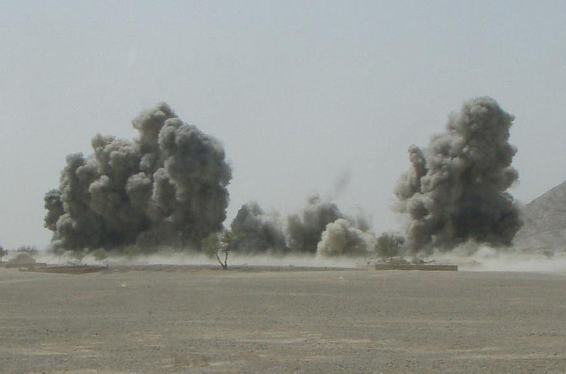 Bestand:800px-Airstrike Shewan Farah province.jpg
