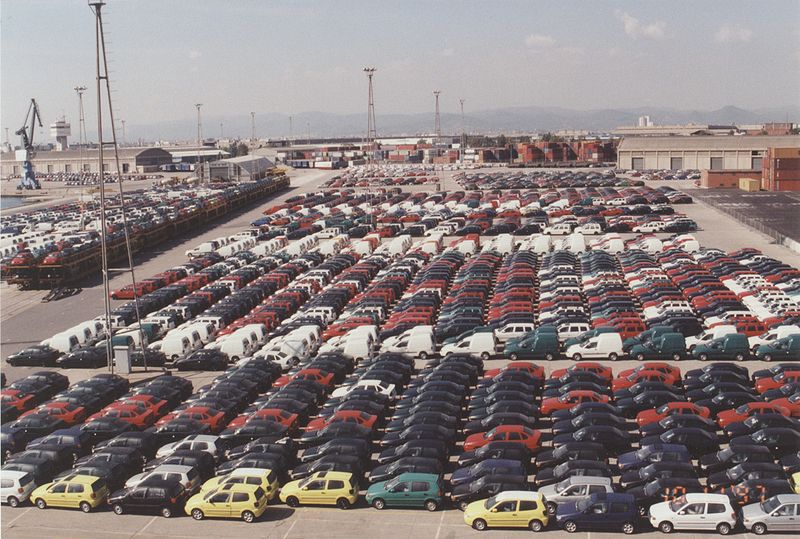 Bestand:800px-Cars parked on the pier in Barcelona 1997 2.jpg