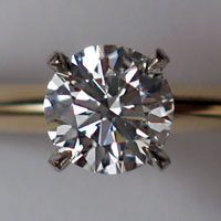Een ring met eendiamant.