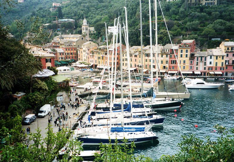 Bestand:800px-Portofino harbor with yachts.jpg