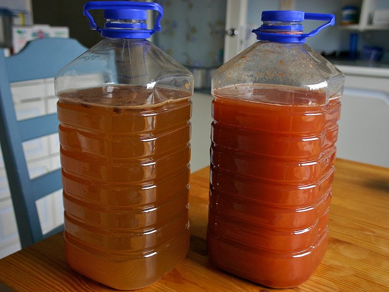 Bestand:799px-2 kinds of Finnish Mead.jpg