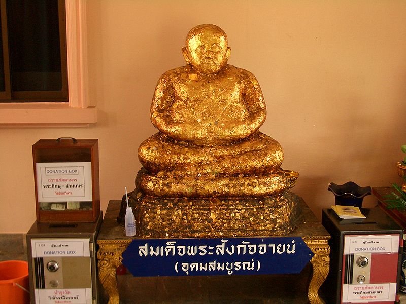 Bestand:800px-E8712-Wat-Indrawihan-Buddha-covered-with-gold-leaf.jpg