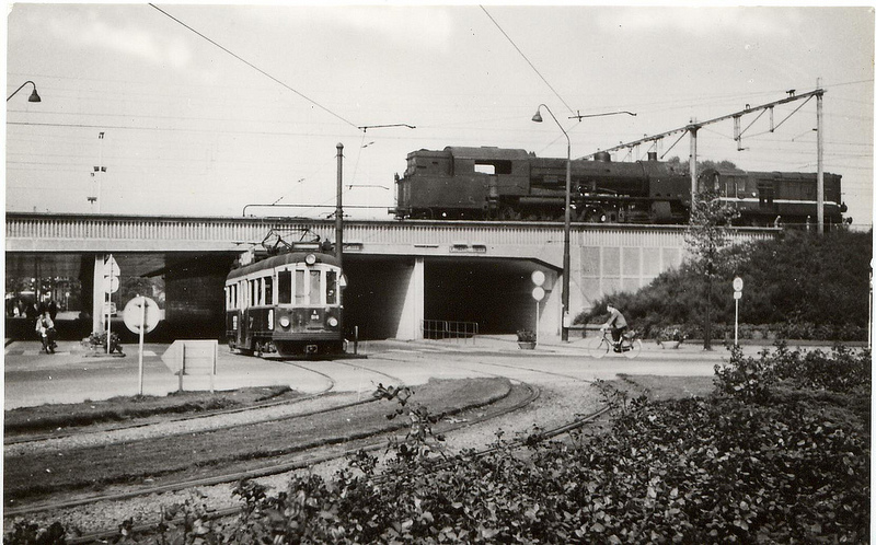 Bestand:Leiden station tram en locomotief van trein.jpeg