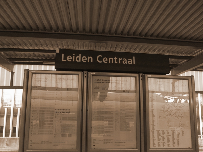 Bestand:Leiden Centraal tijden trein en spoorkaart.jpg