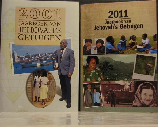 Bestand:Jaarboek van Jehovah's Getuigen 2001 en 2011.jpg