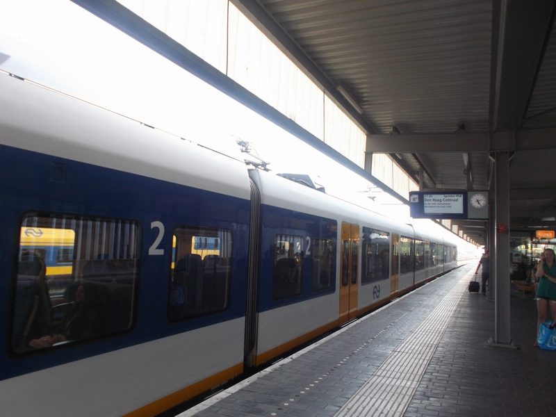 Bestand:Leiden Centraal sprinter naar Den Haag Centraal met informatiebord.jpg