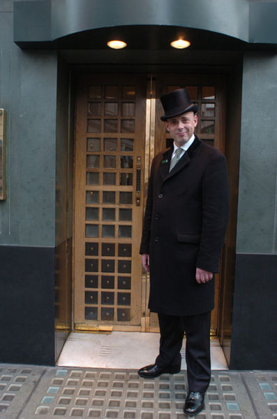 Bestand:397px-Doorman at 'The Ivy' West Street WC2 - geograph org uk - 61696.jpg