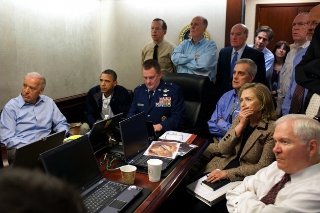 Bestand:White House Situation Room during the mission against Osama bin Laden, May 1 2011.jpg