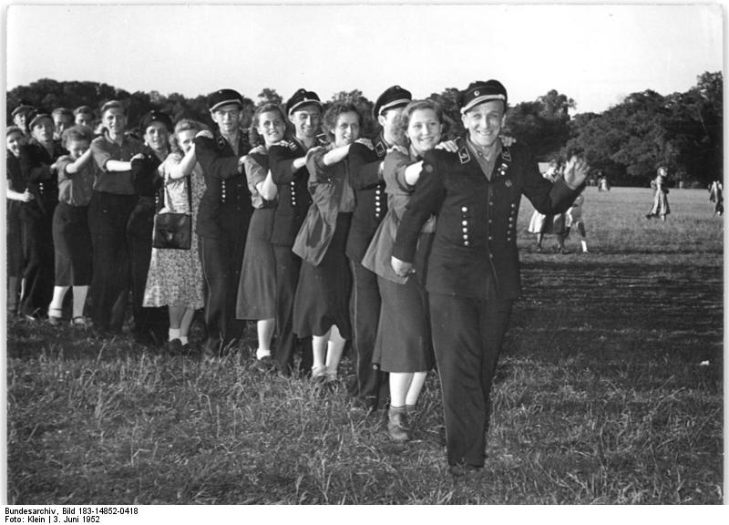 Bestand:Bundesarchiv Bild 183-14852-0418, Bergarbeiter bei Polonaise.jpg