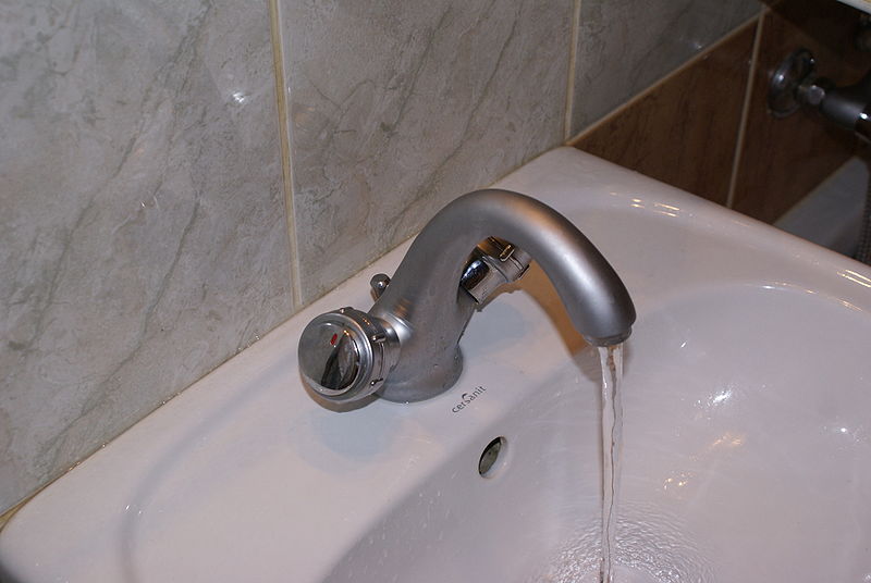 Bestand:800px-Water tap in bathroom (01376).jpg