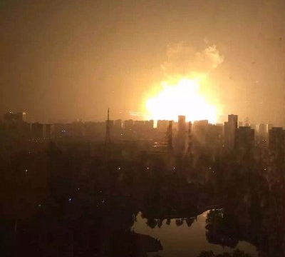 Bestand:2015 Tianjin explosion - Crop.jpg