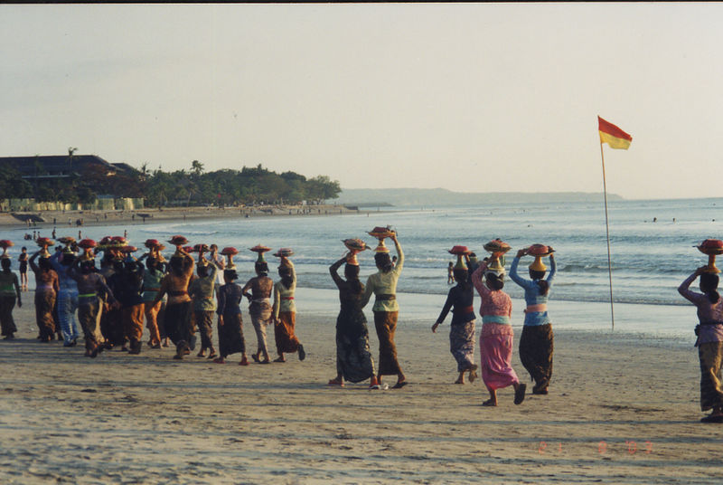 Bestand:Bali funeral procession.jpg