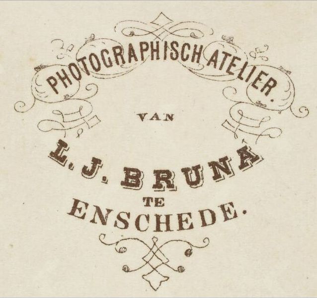 Bestand:Bruna, L.J. - detail achterkant carte de visite.jpg