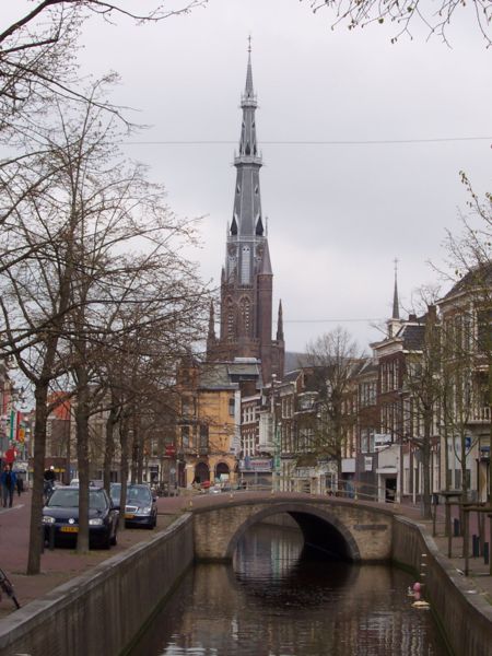 Bestand:450px-Leeuwarden - Voorstreek met Bonifatiustoren.jpg