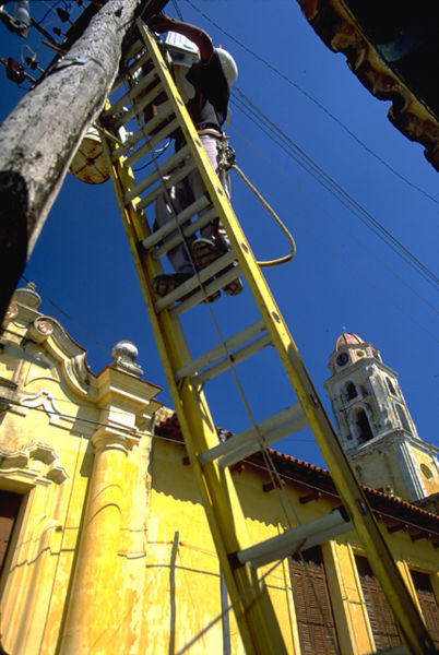 Bestand:402px-Ladder and telegraph pole.jpg