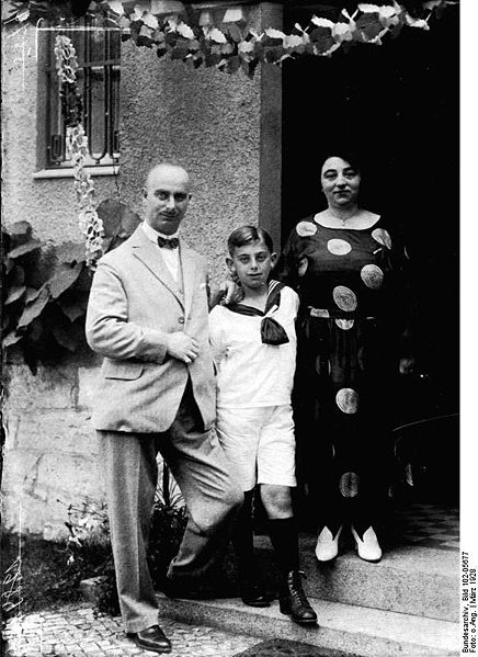 Bestand:Bundesarchiv Bild 102-05677, Julius Barmat mit Frau und Sohn.jpg