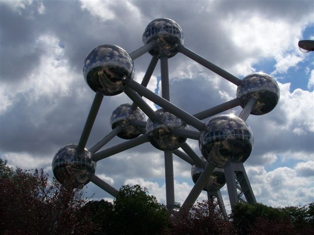 Bestand:Atomium wolken.jpg