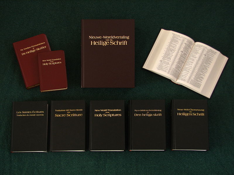 Bestand:New World Translation of the Holy Scriptures in various languages and versions.jpg
