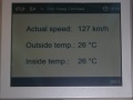 Digitaal scherm met snelheid en temperatuur, afgewisseld door reisinformatie