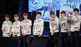 Bangtan Boys bij Seoul Plaza, Jung-gu, Seoul, in oktober 2013. Van links naar rechts: V, Suga, Jin, Jungkook, Rap Monster, Jimin, J-Hope