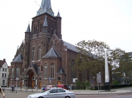 De Heikese kerk vanaf de westzijde gezien. Links de Oude Markt en rechts het Stadhuis (zwart gebouw). Op de voorgrond het monument voor koning Willem II.