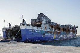 De uitgebrande Norman Atlantic in de haven van Bari, augustus 2015