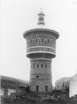 Pasgebouwde watertoren aan de Riouwstraat in 1897