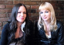 Allison (links) en Catherine (rechts) Pierce van The Pierces (2008)