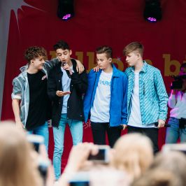 FOURCE tijdens hun optreden Alles Kids in Drenthe (2019).