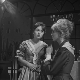 Annabet Tausk en Ina van der Molen in 1967, tijdens opnamen van het televisiespel Cècile, of School voor vaders[1][2]