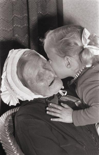Bestand:110e verjaardag Chrissemeue met nichtje Sylvia Nijwold.jpg