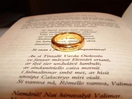 De Ene Ring op het opengeslagen boek