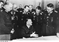 Theodor Busse staande recht in een vergadering met Hitler maart 1945