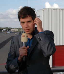 NOS Verslaggever Jeroen Wollaars wacht op liveverbinding met Hilversum vlak voordat Mladic aankomt op Rotterdam The Hague Airport.