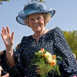 Koningin Beatrix tijdens een bezoek aan Vries in 2008