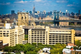 Het hoofdkantoor van Jehovah's Getuigen bevindt zich in de wijk Dumbo in Brooklyn, New York.