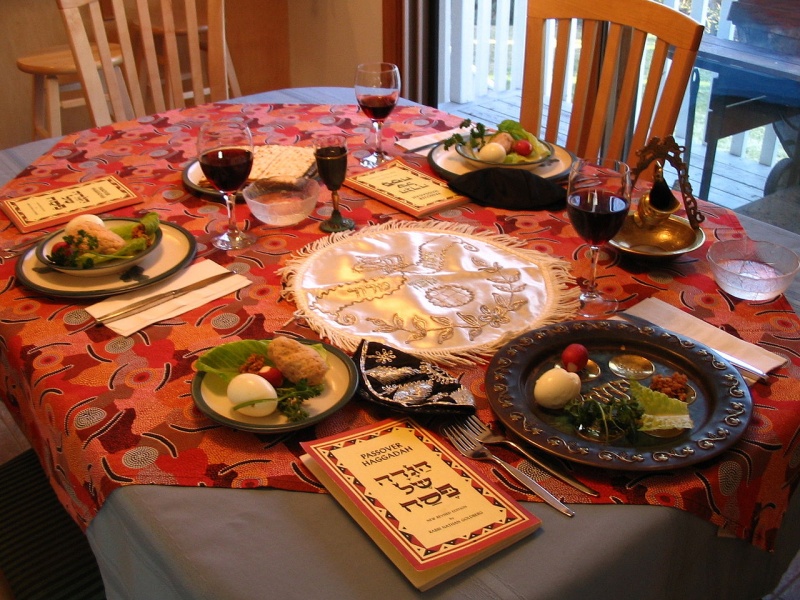 Bestand:A Seder table setting.jpg