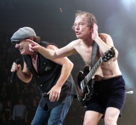 Brian Johnson (zang) en Angus Young (gitaar), St. Paul 2008, AC/DC-concert.