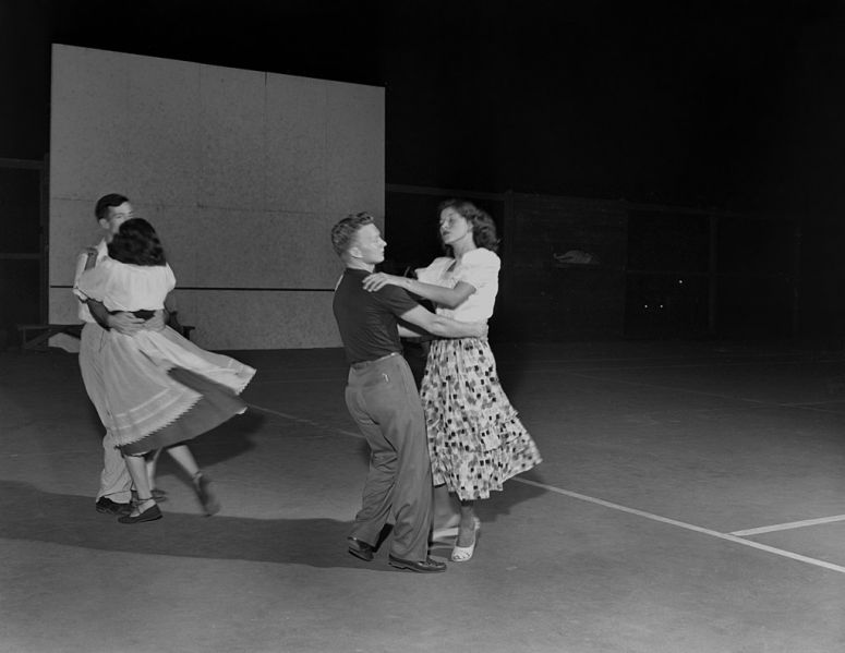 Bestand:Folk Dancing on Tennis Court Oak Ridge 1948 (38238134632).jpg
