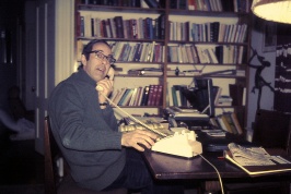 Henri Nouwen in zijn appartement in 1980 of 1981.