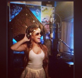 Aisa tijdens een studiosessie, juni 2015.