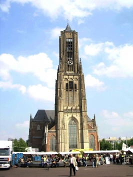 Kerkplein voor de Grote of Sint Eusebiuskerk tussen 1945 en 2017. Na 2017 Audrey Hepburnplein