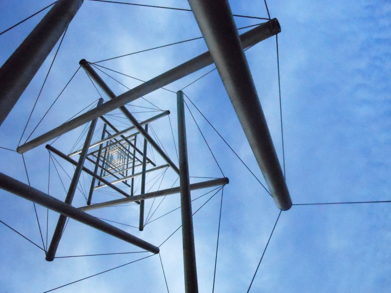 Bestand:Kennet Snelson Needle tower .JPG