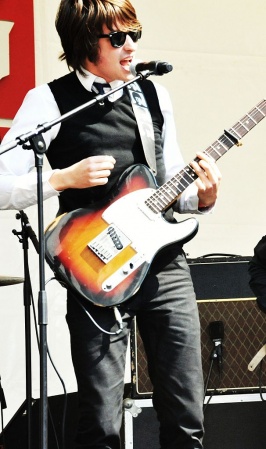 The Hype frontman Yorick van Norden tijdens een live concert 30 april 2011