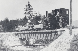 De SKGLB 2 op de Weißenbach-brug tijdens de constructie van de Salzkammergut-Lokalbahn in 1890.