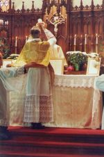 Miniatuur voor Bestand:Bishop Richard Williamson, celebrating Mass.jpg