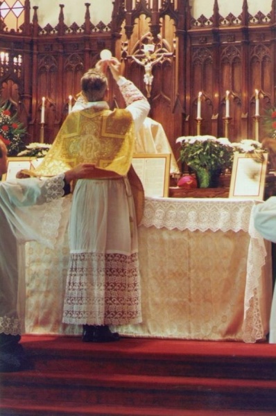 Bestand:Bishop Richard Williamson, celebrating Mass.jpg